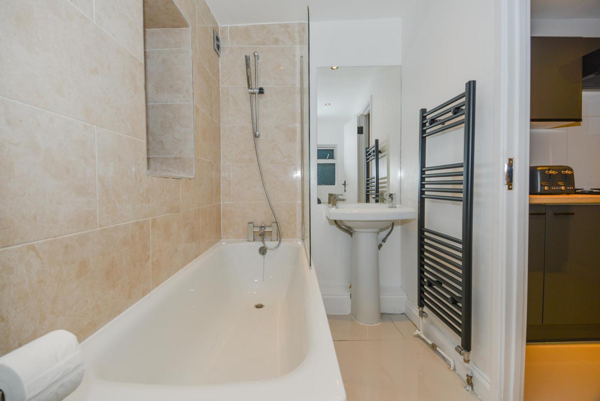 Cosy 1 Bedroom Home For Small Families Londen Buitenkant foto