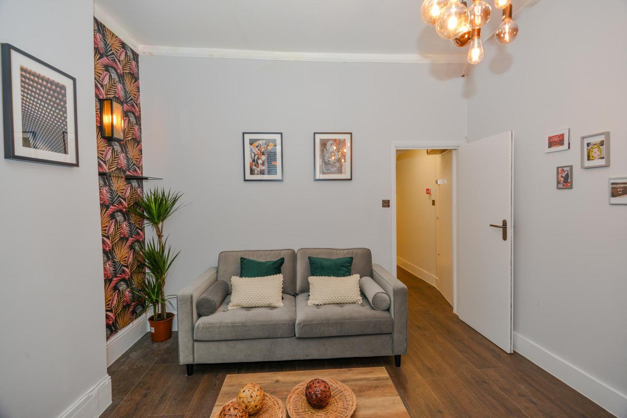 Cosy 1 Bedroom Home For Small Families Londen Buitenkant foto